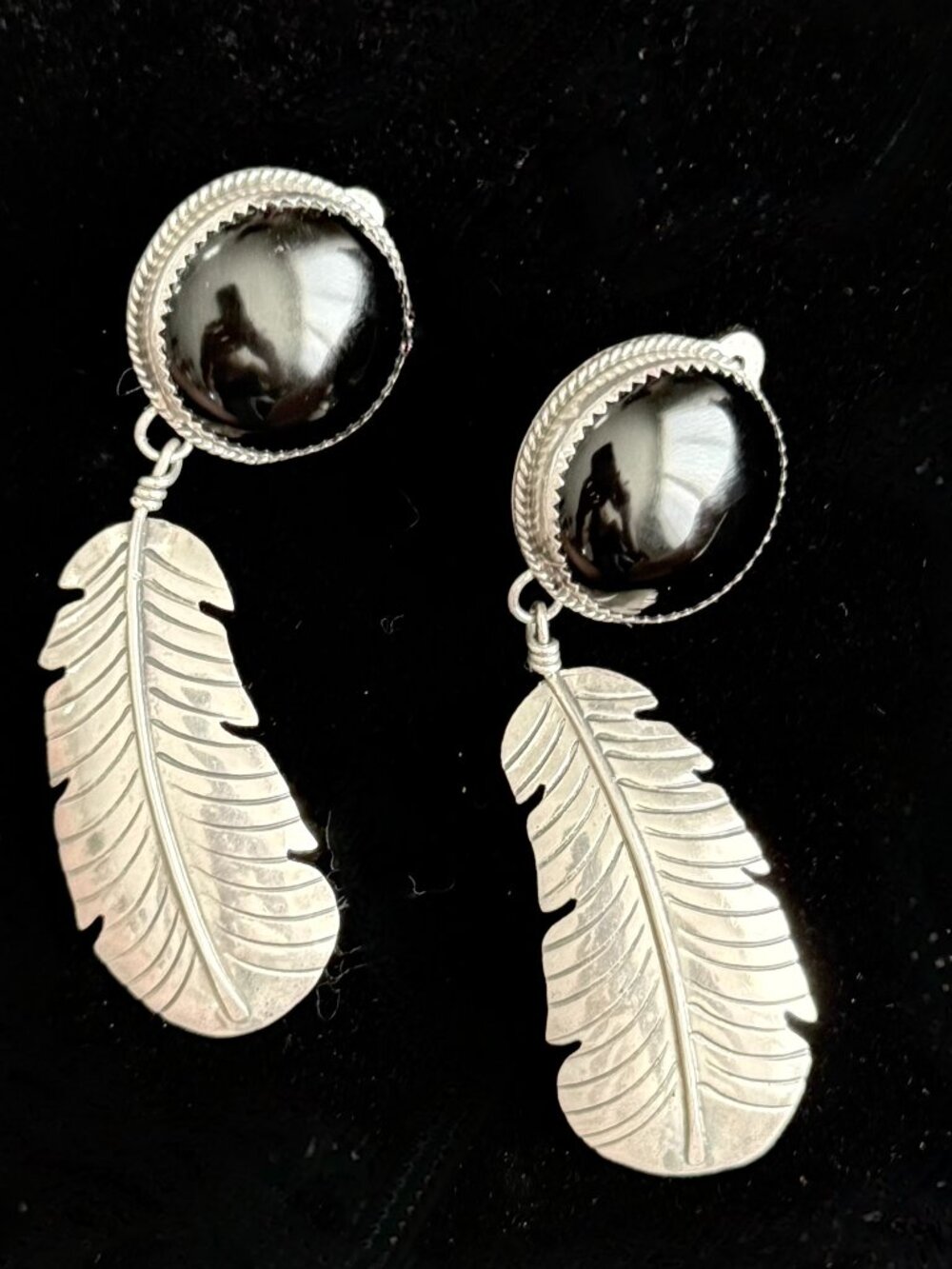 VINTAGE SOUTHWESTERN STYLE CLIP-ON EARRINGS BLACK ONYX STERLING SILVER FEATHERS